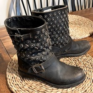 Womens size 8, Frye boots. Run small, gently used